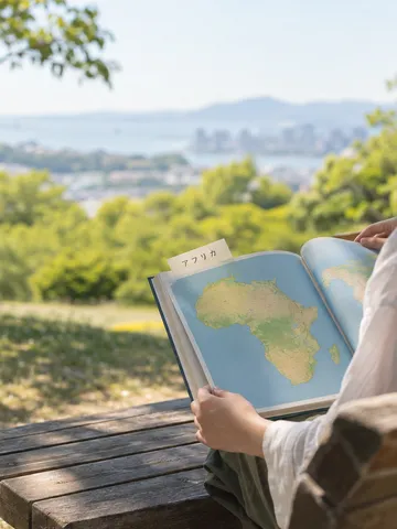 公園のベンチに開いたアフリカの地図帳