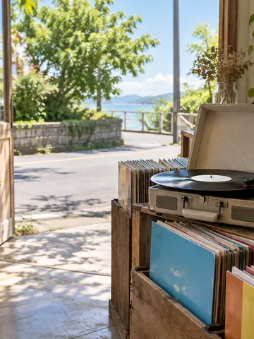 夏の光が差すレコード店先のレコードプレーヤー