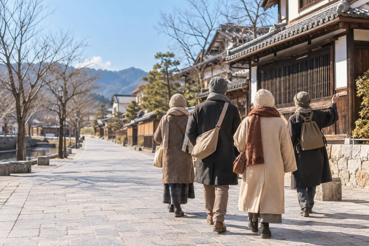 冬の晴れた街でガイドの後ろを歩く見学の一行