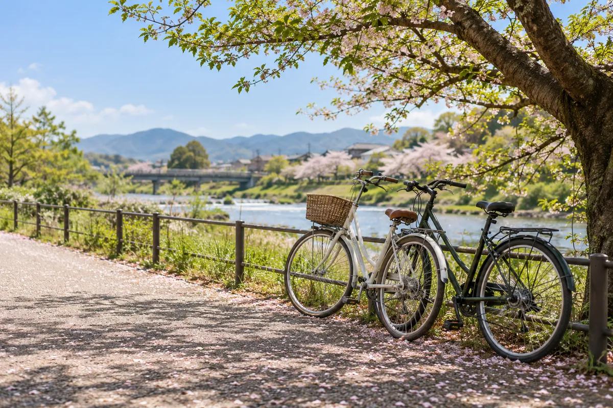 桜の散る川沿いに並んで止められた二台の自転車