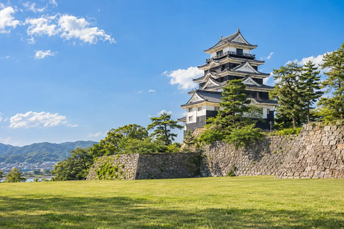 青空の下に建つ福山城の天守と石垣