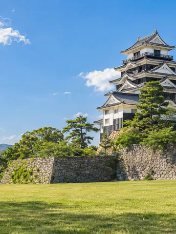 青空の下に建つ福山城の天守と石垣