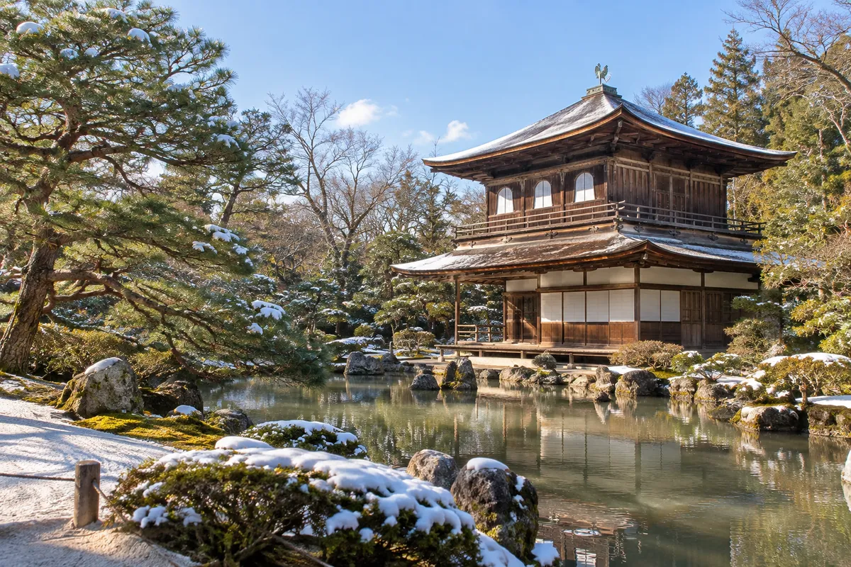 雪の残る庭から望む銀閣寺の観音殿