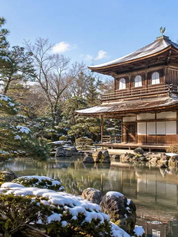 雪の残る庭から望む銀閣寺の観音殿