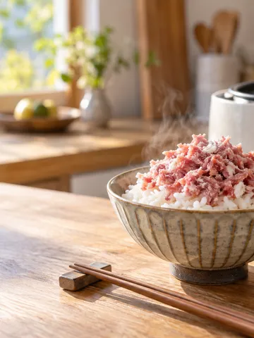 炊きたてご飯にのった牛そぼろ風の丼と箸