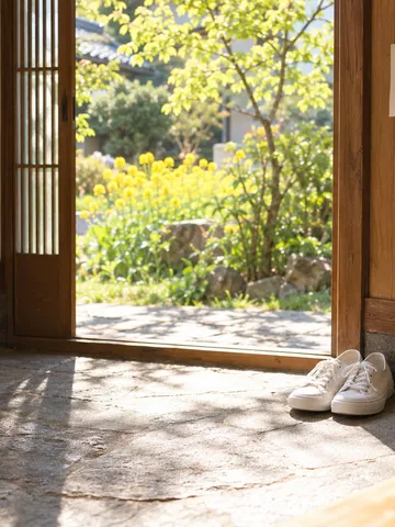 玄関に並ぶ運動靴と「はじめよう」のメモ