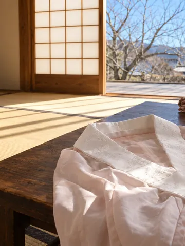 長襦袢に半襟を縫い付ける和室の手元