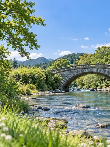夏の川にかかる石造りのアーチ橋