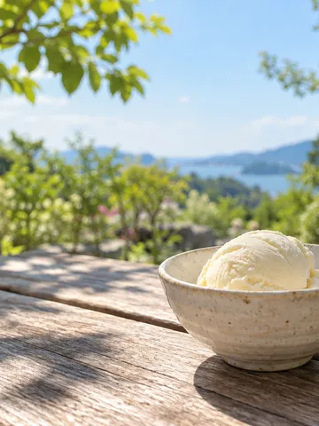 初夏の日なたに置かれたバニラアイスの器