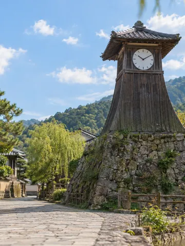 青空の下に立つ出石の時計台・辰鼓楼