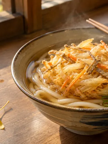 うどんの上にのったかき揚げ