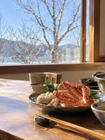 日差しの入る席に並ぶ、ゆでたかに料理