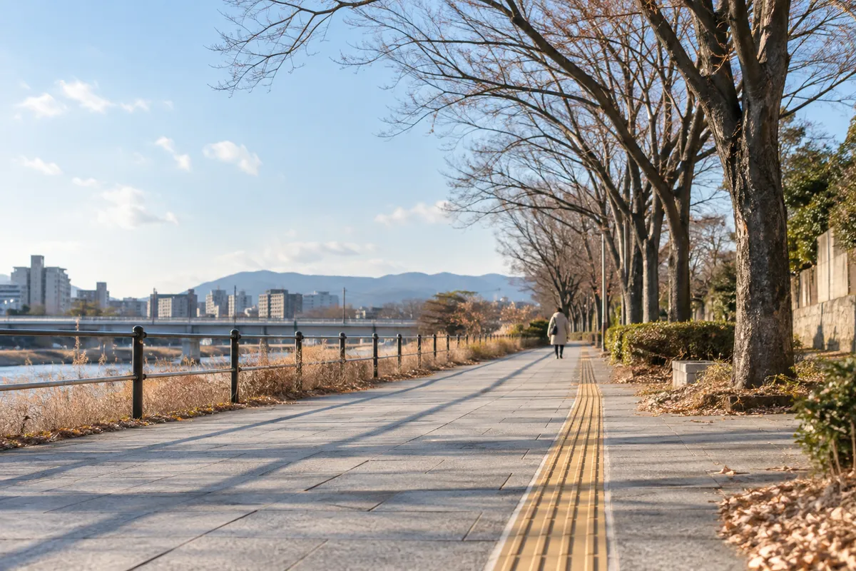 冬の晴れた歩道に続く黄色い点字ブロック
