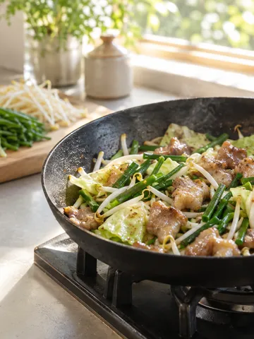 フライパンで炒めた牛モツと野菜
