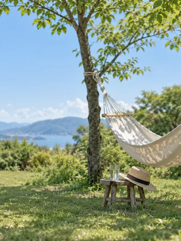 新緑の庭のハンモックと「ひと休み」の木札