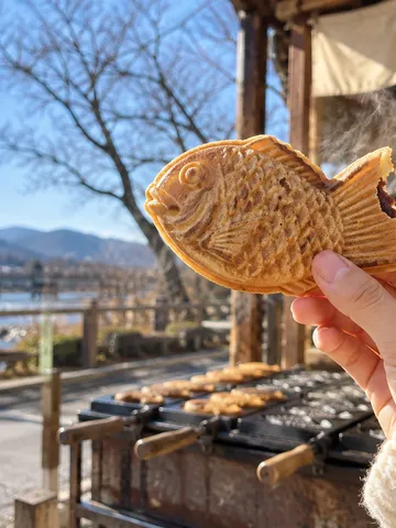 冬空の下、焼きたてのたい焼きを手に持つ様子