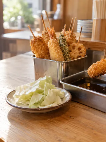 揚げたての串カツとソース、キャベツ