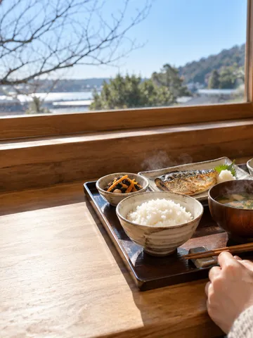 日なたの食堂のカウンターに並ぶ温かい定食