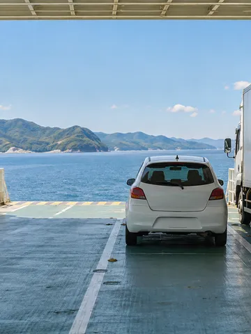 フェリーの車両甲板と穏やかな春の海