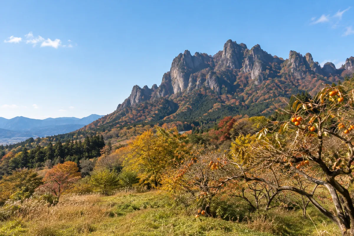 秋の麓から望む妙義山の岩峰
