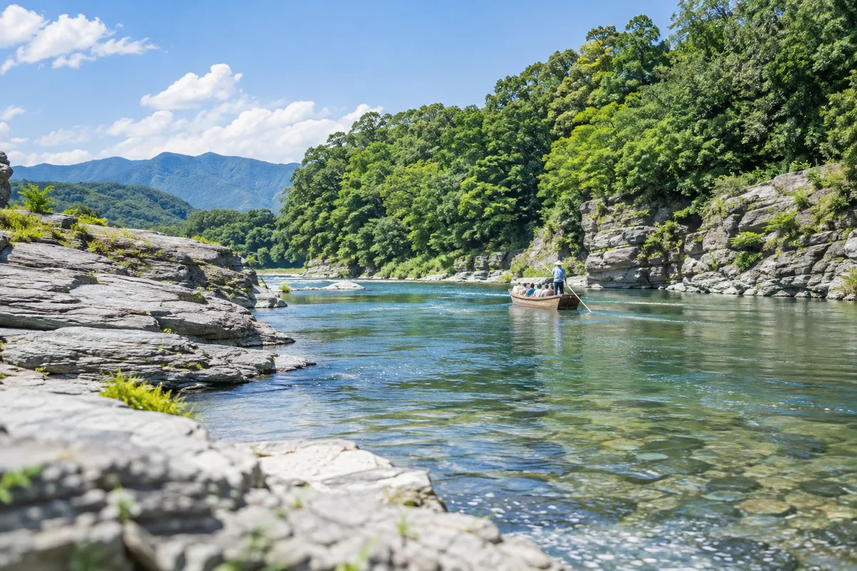 長瀞の岩畳と川を下る舟の夏の風景