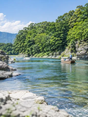 長瀞の岩畳と川を下る舟の夏の風景