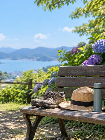 紫陽花のそばのベンチに置かれた散歩靴と黒板