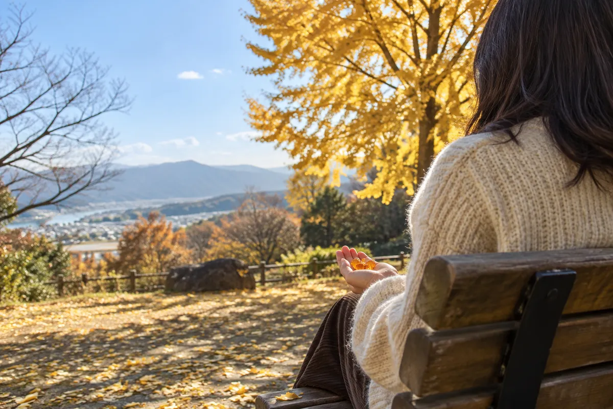 日なたのベンチで手のひらに乗せた琥珀色の飴