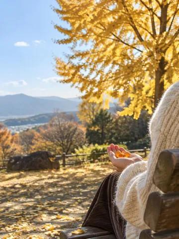 日なたのベンチで手のひらに乗せた琥珀色の飴
