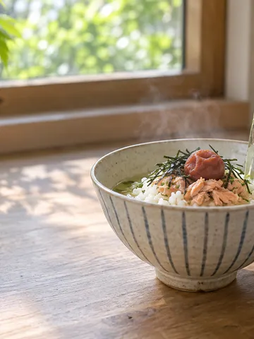 急須から煎茶を注ぐお茶漬けの器