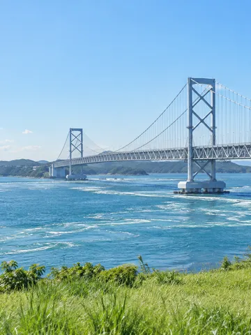 鳴門海峡にかかる大鳴門橋の昼の景色
