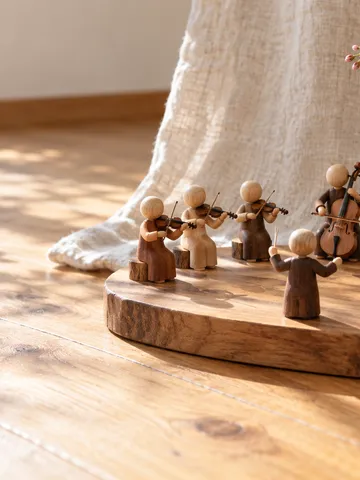 木の人形とおもちゃの楽器で作ったミニチュアの楽団