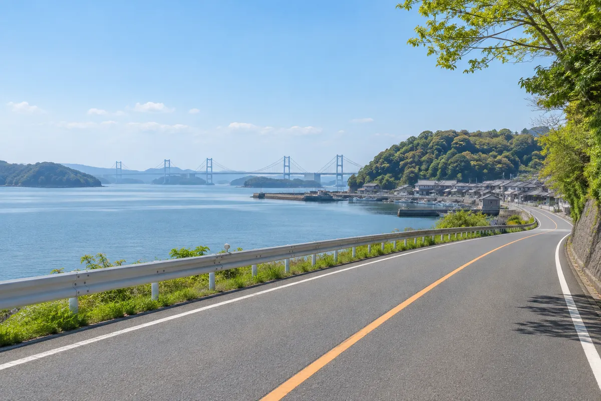 瀬戸大橋が遠くに見える海沿いの道