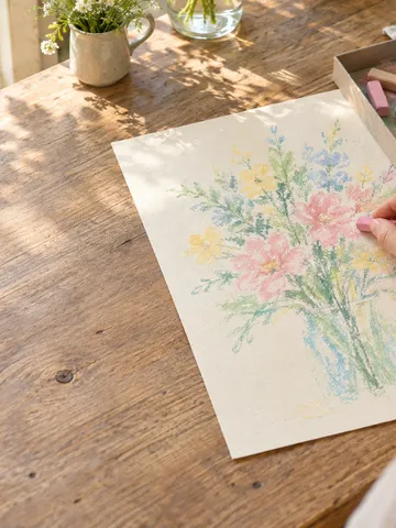 パステルで花の絵を描く手元と色とりどりのパステル