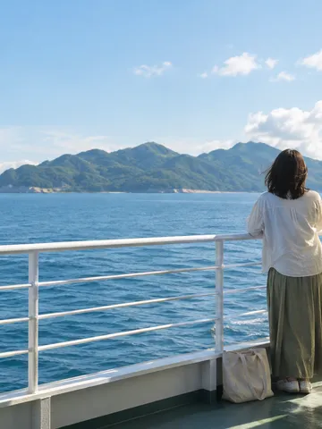 フェリーの甲板から離島を望む後ろ姿