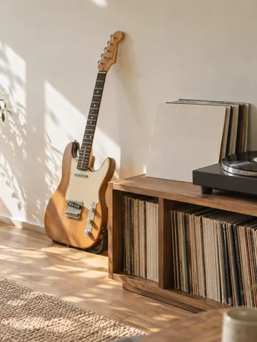 レコードプレーヤーとエレキギターのある明るい部屋