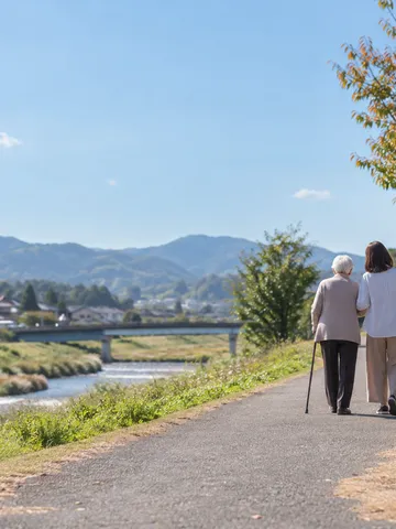 秋の日差しの道を寄り添って歩く二人の後ろ姿