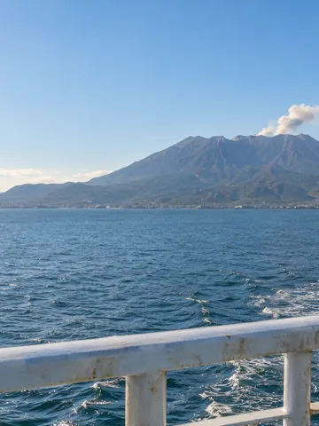 フェリーの甲板から望む桜島と青空