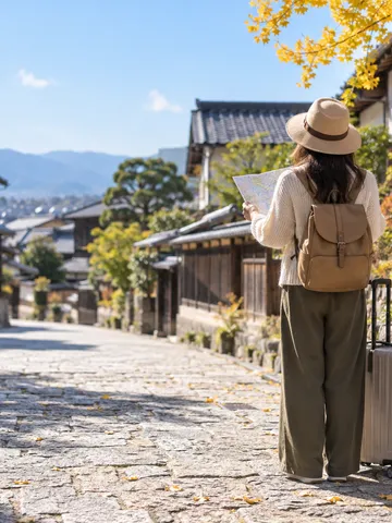 晴れた古い町の石畳で地図を持つ旅行者の後ろ姿