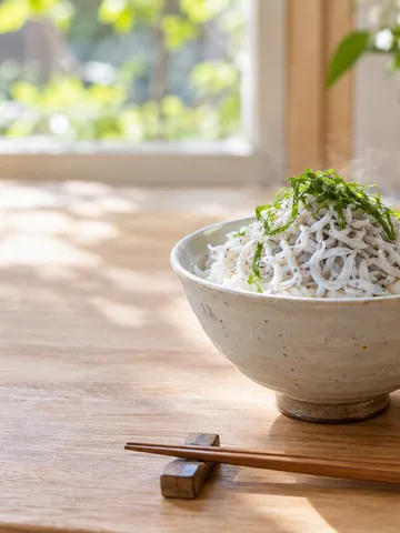 釜揚げしらすをのせたご飯と青じそ