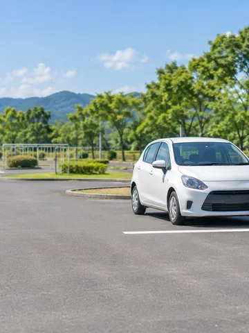 晴れた教習所のコースと練習用の車