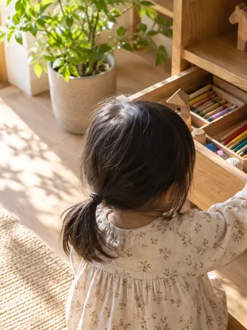 子どもの引き出しに仕分けられた文具とおもちゃ