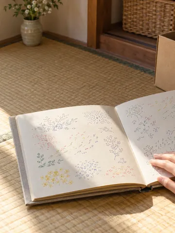 押し入れの前で開かれた卒業アルバム
