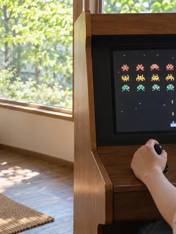 昼の光が差すゲームセンターで操作する手元