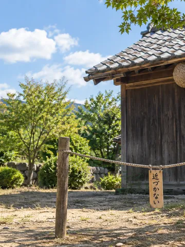 軒下の蜂の巣と「近づかない」の木札