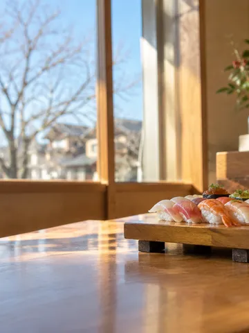 日なたの店先に並ぶそろった形の握り寿司