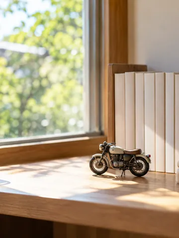 本棚に並ぶ漫画本と小さなバイクの模型、木の人形