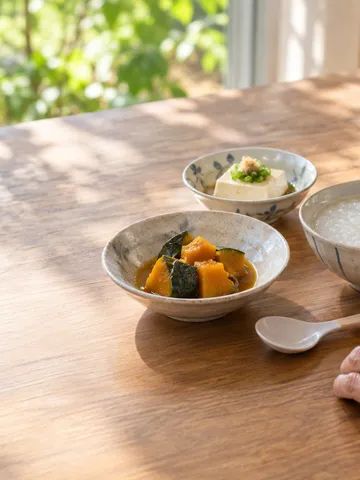 やわらかい料理が並ぶ夏の昼の食卓