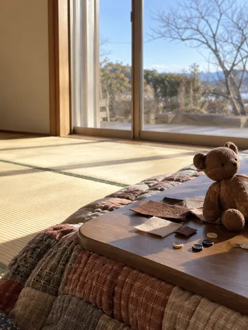 こたつの上で作りかけの手作りぐまと裁縫道具
