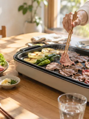 ホットプレートで焼き肉を囲む春の食卓